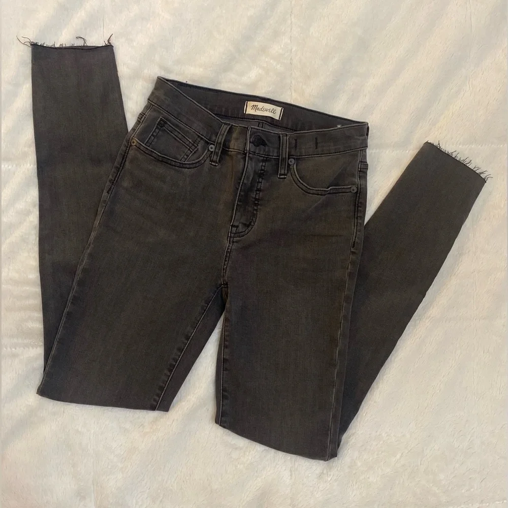 🖤 Madewell 9” Mid-Rise Skinny Jeans in Black - Distressed - Raw Hem